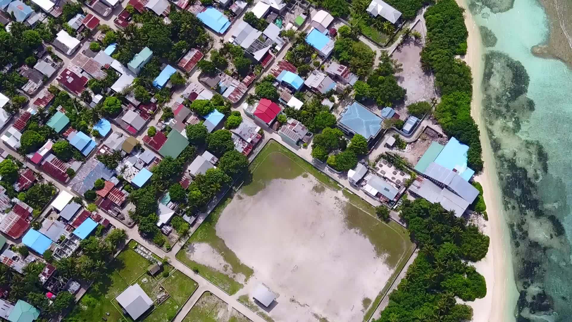 白色沙滩背景的绿松石环礁湖在美丽的海滩度假视频的预览图