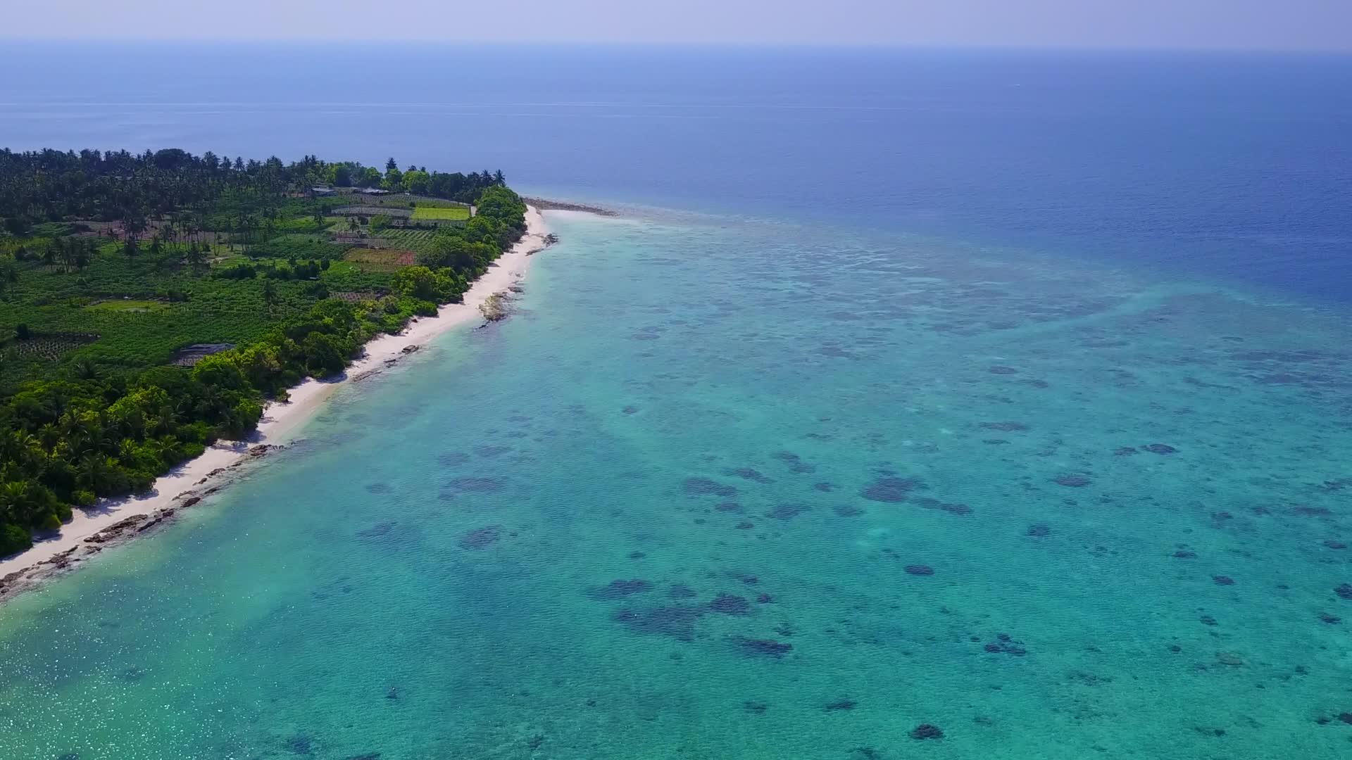 空中无人驾驶飞机在蓝海和浅沙背景的蓝海中完美旅行视频的预览图