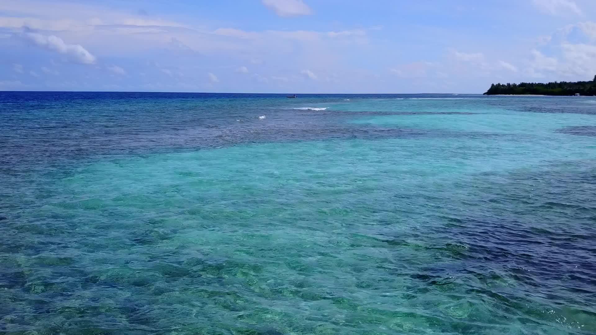 蓝色环礁湖和白色沙沙背景放松岛海滩假日空中飞行视频的预览图