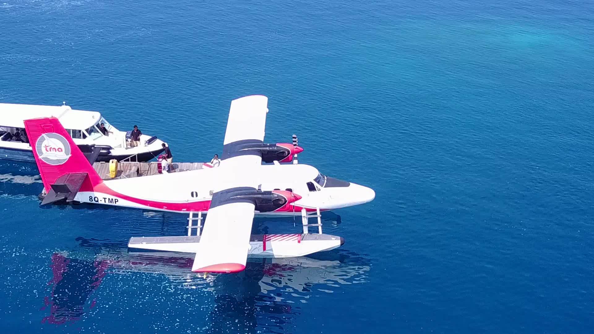 在豪华的环礁湖海滩度假期间透明的白沙背景水无人驾驶视频的预览图