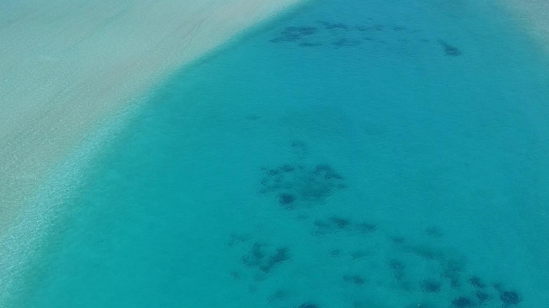 在蓝色环礁湖和白色海滩的背景下观察海岛海滩探索的风景视频的预览图