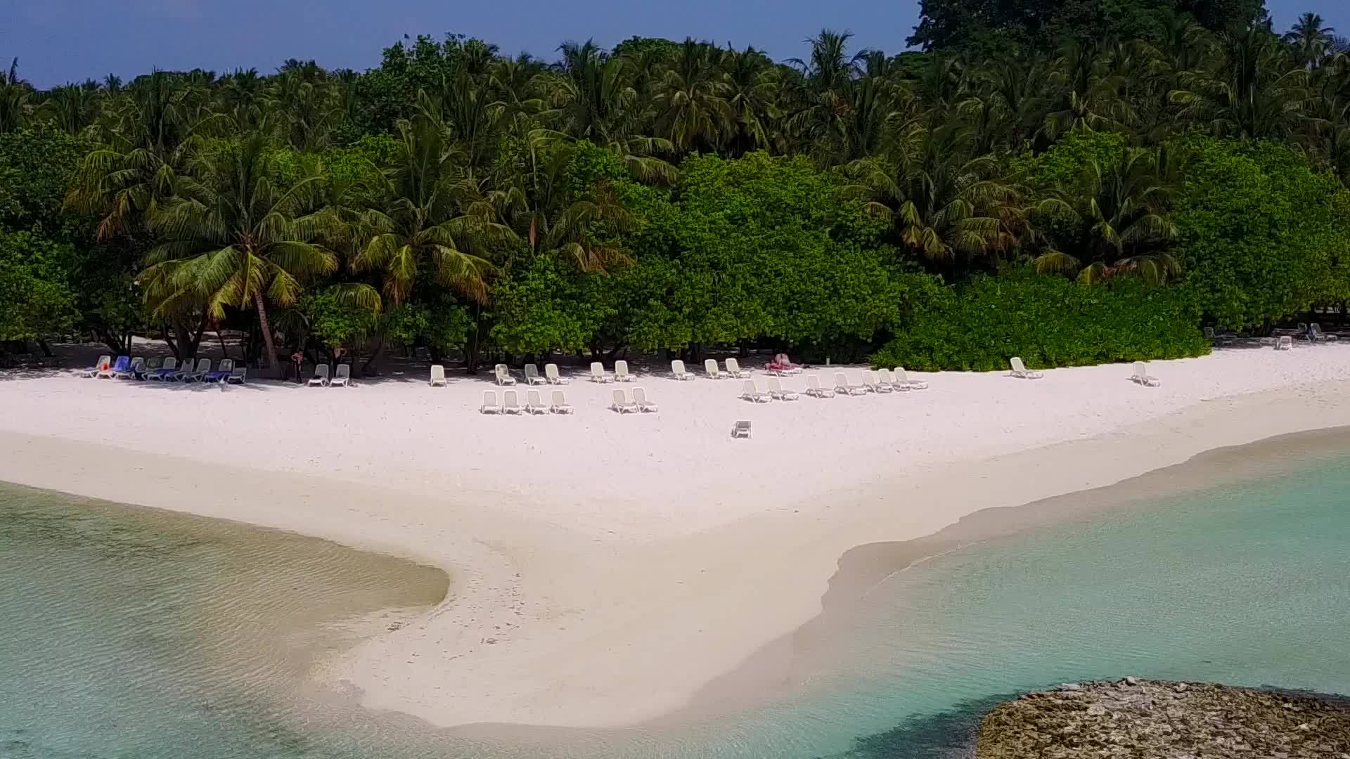 白沙背景透明水完美海景海滩生活方式视频的预览图