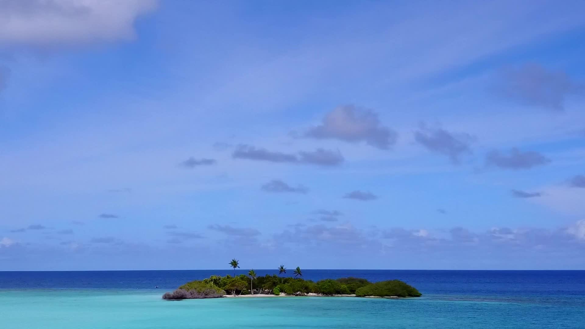 在蓝水和白沙的背景下宁静的岛屿海滩上有无人机海景视频的预览图