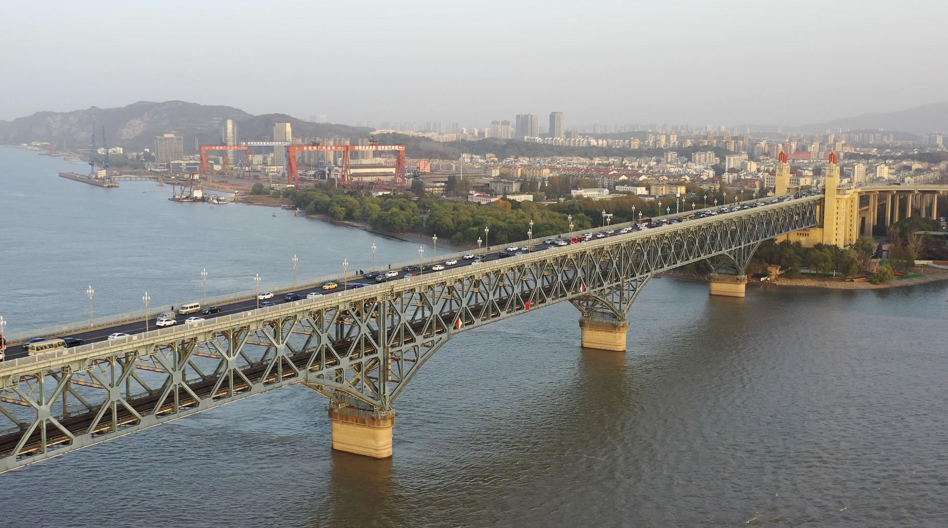 南京长江大桥航拍4K视频视频的预览图