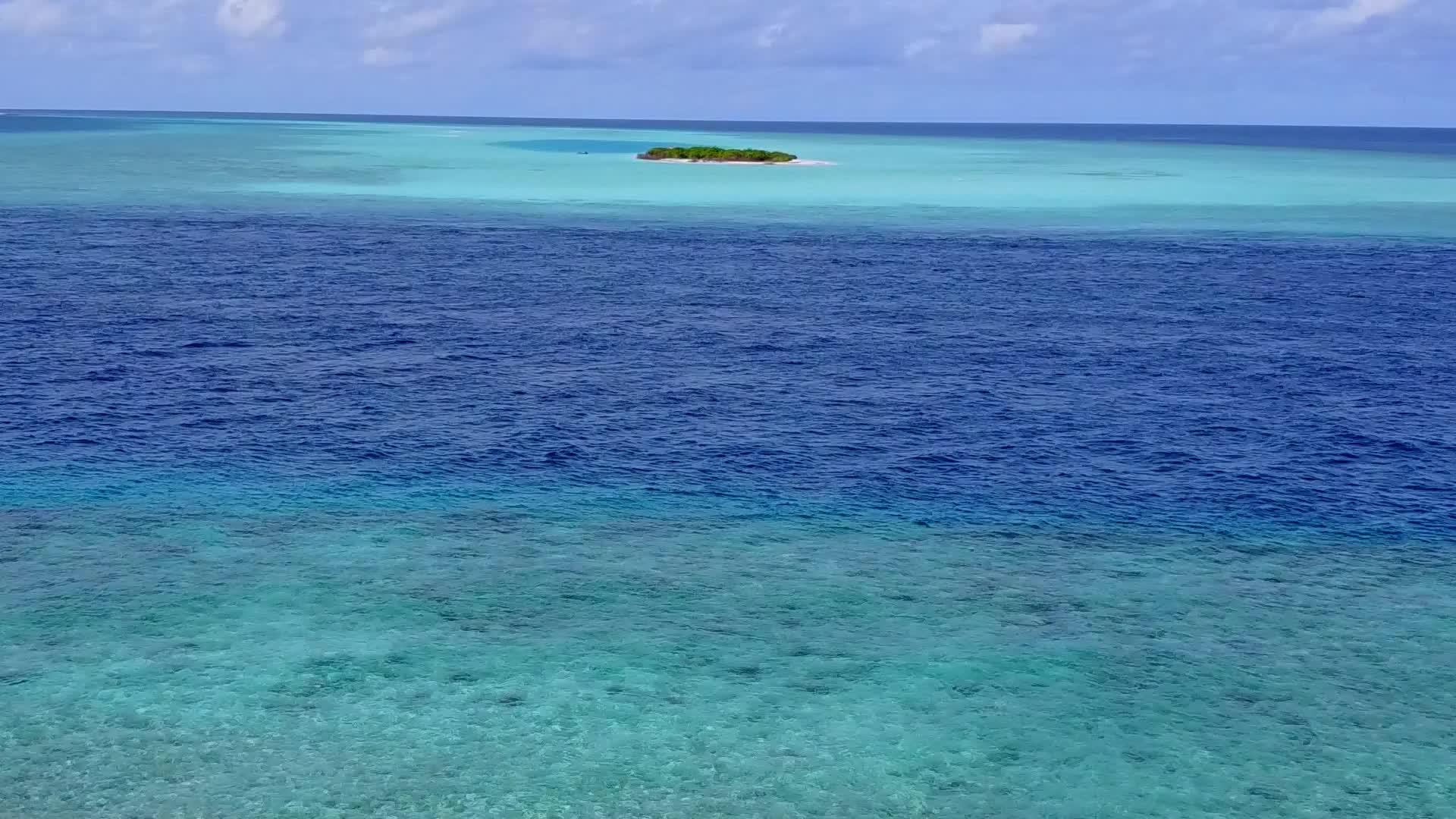 在蓝色环礁湖和浅沙的背景下放松海岸海滩旅行的视频的预览图
