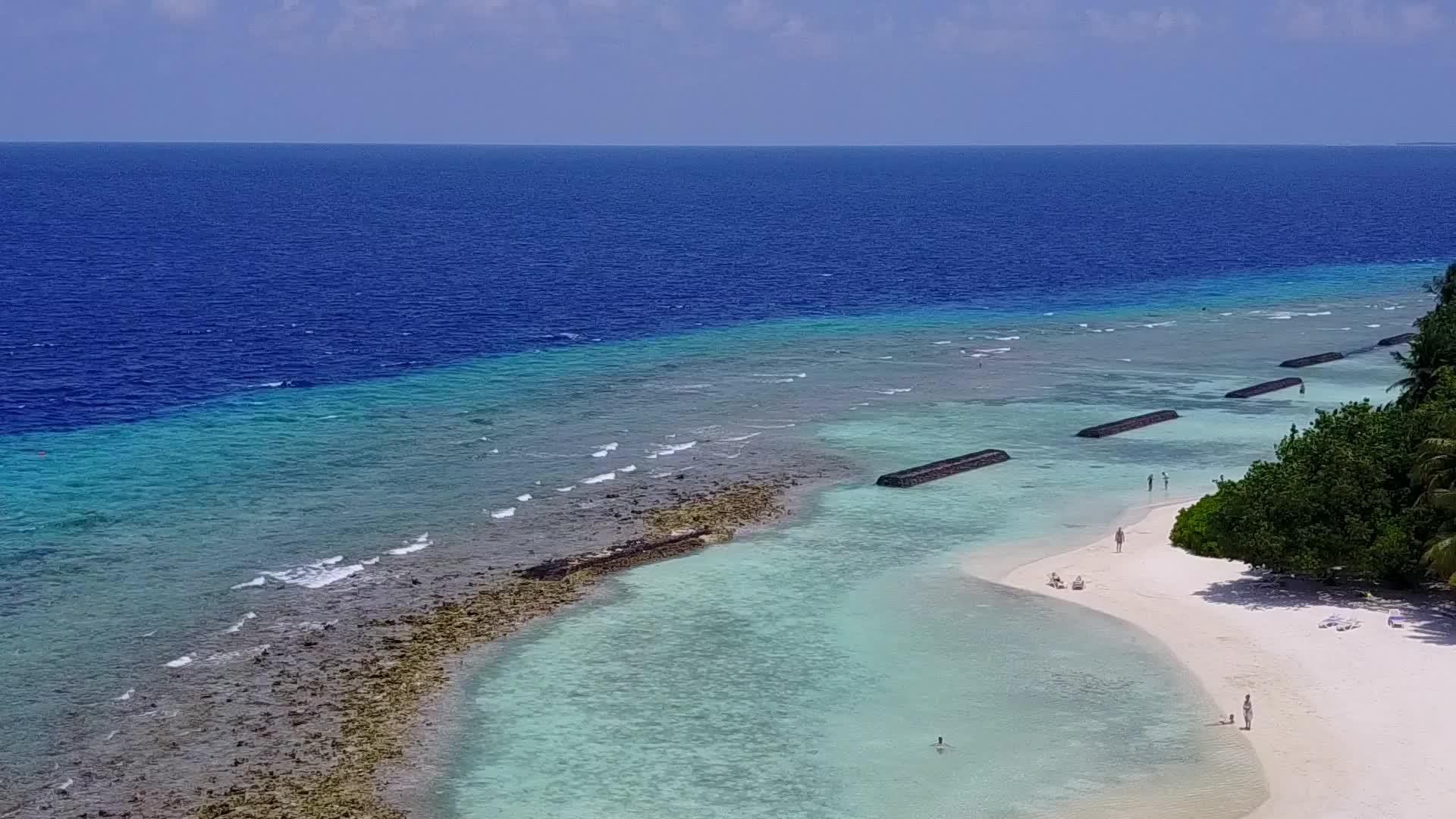 以蓝绿色海洋和白色沙沙为背景探索和飞行热带环礁湖海滩视频的预览图