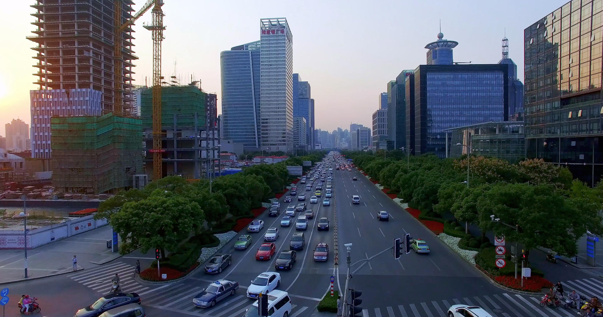 上海世纪大道车流航拍视频视频的预览图