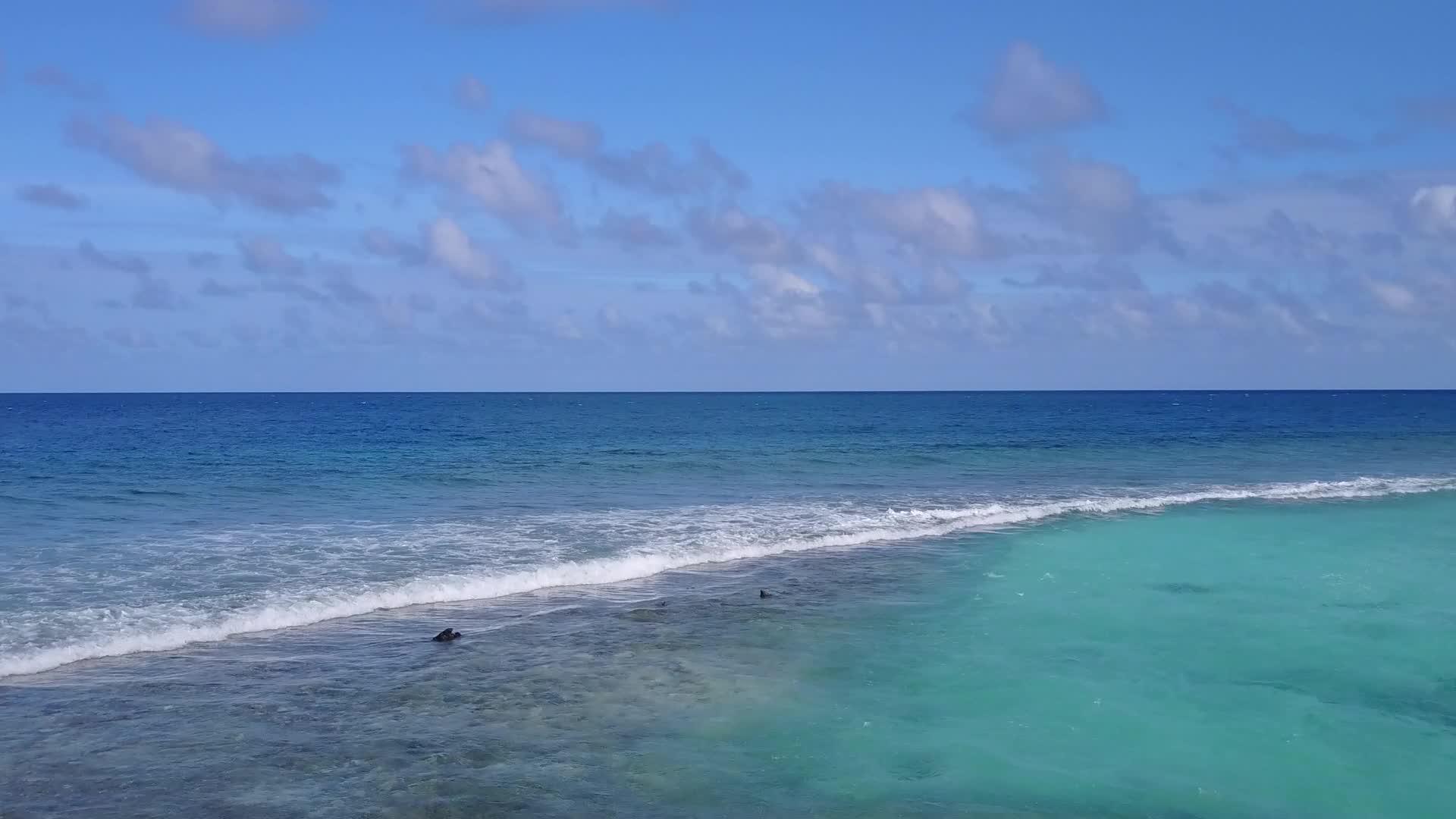 白沙背景浅海完美海滩之旅的空中纹理视频的预览图