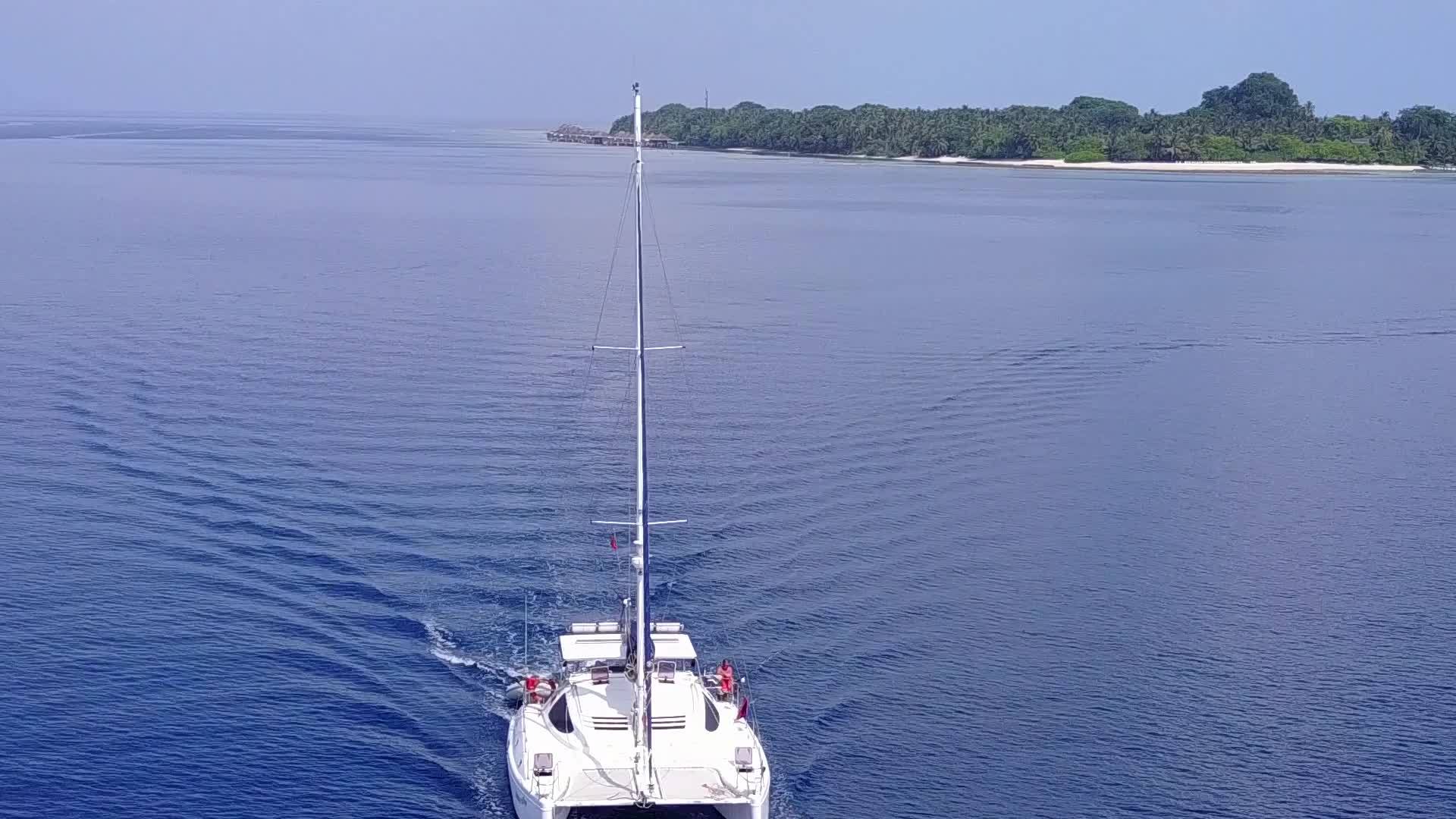 水蓝色泻湖和明亮的沙色背景完美的旅游海滩冒险无人机空气纹理视频的预览图