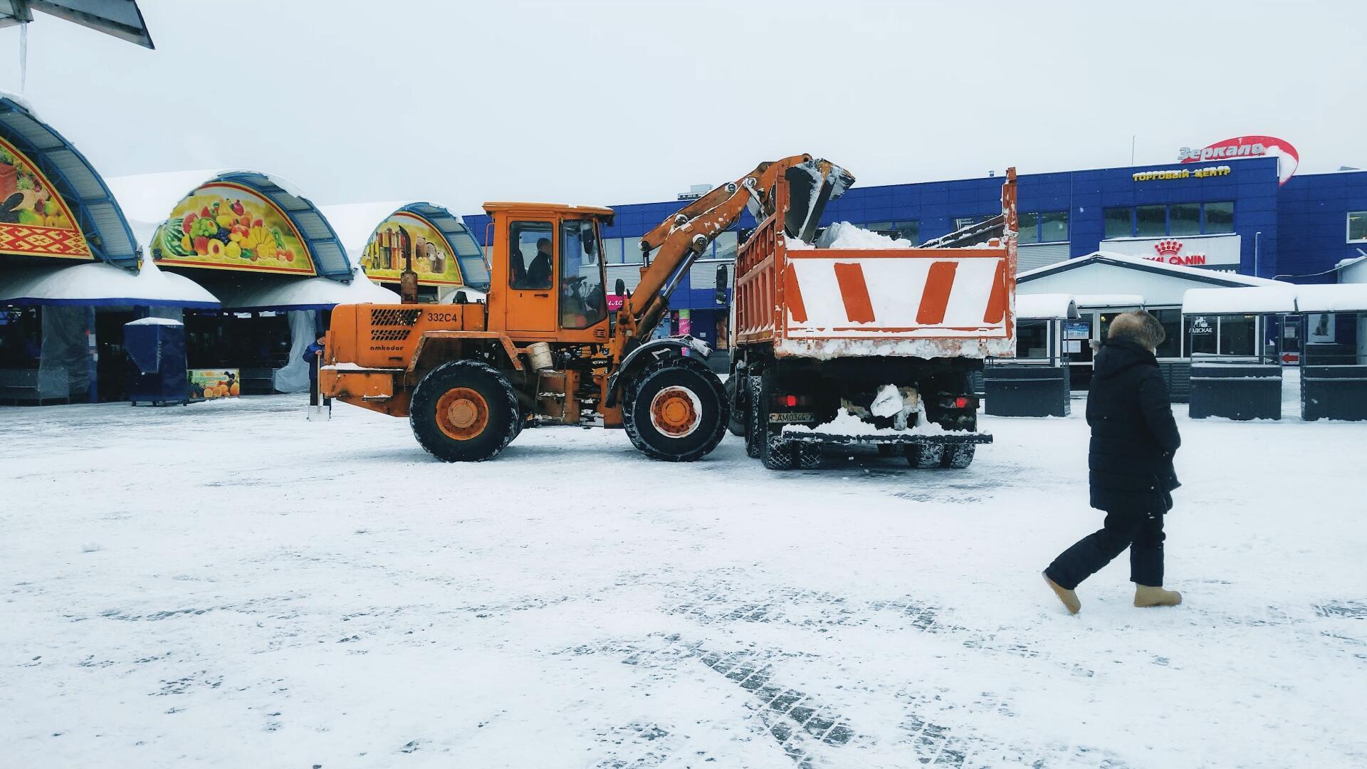 清晨环卫工人开着铲雪车清除道路积雪视频的预览图