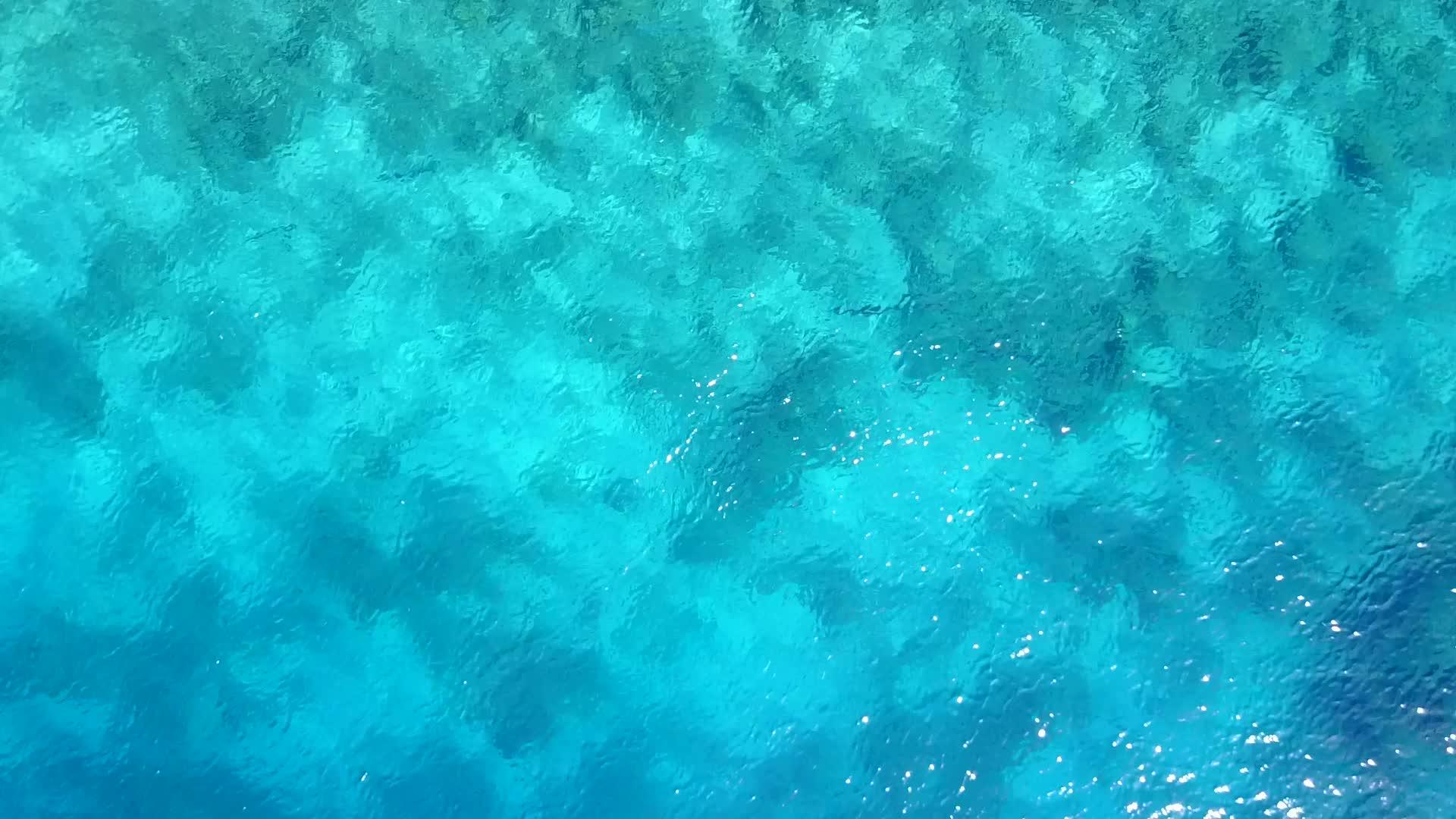 无人驾驶飞机在热带海岸海滩航行视频的预览图