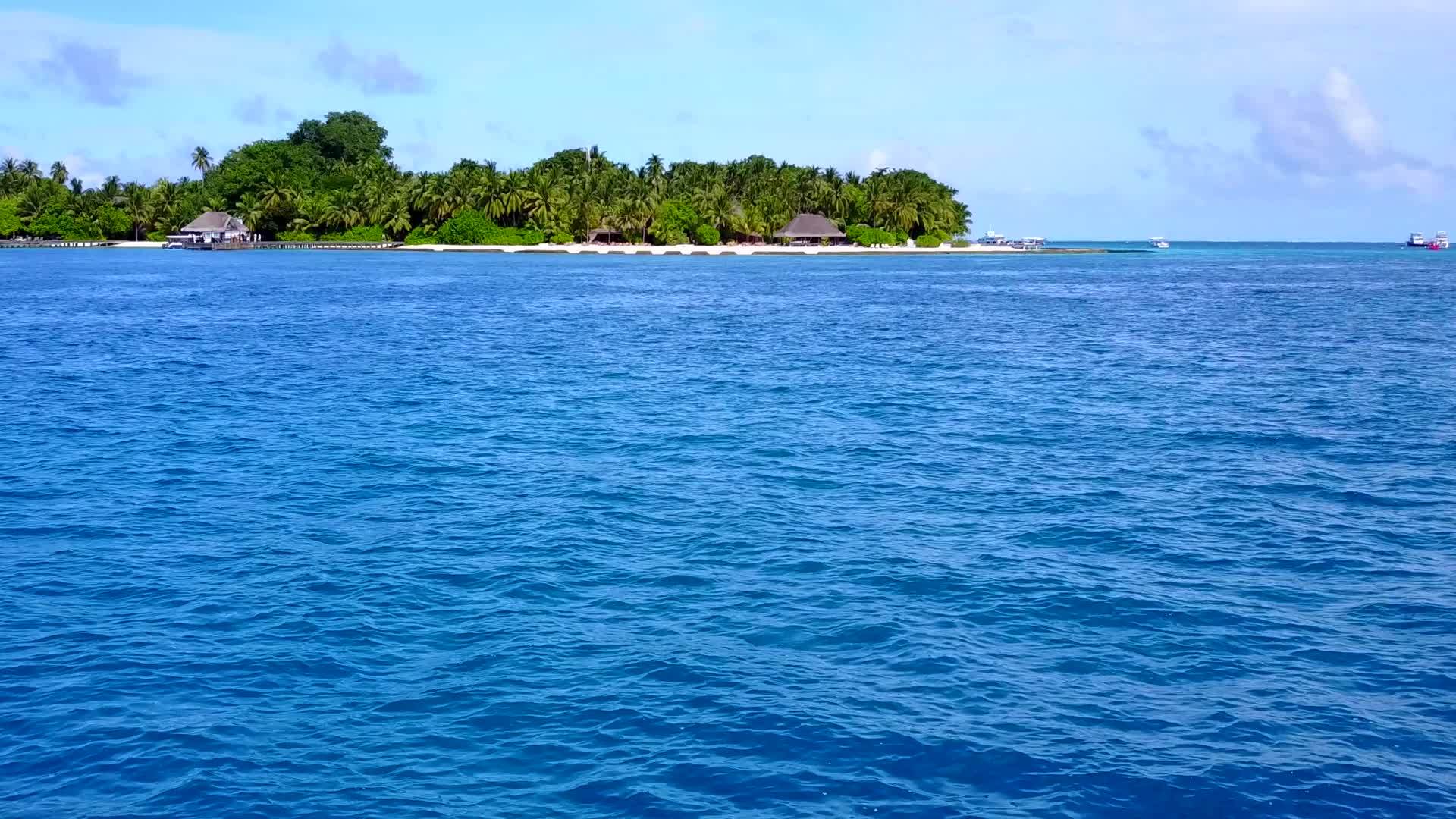 宁静的海岸线海滩航行以蓝海和白色沙底蓝海为航程无人驾驶视频的预览图