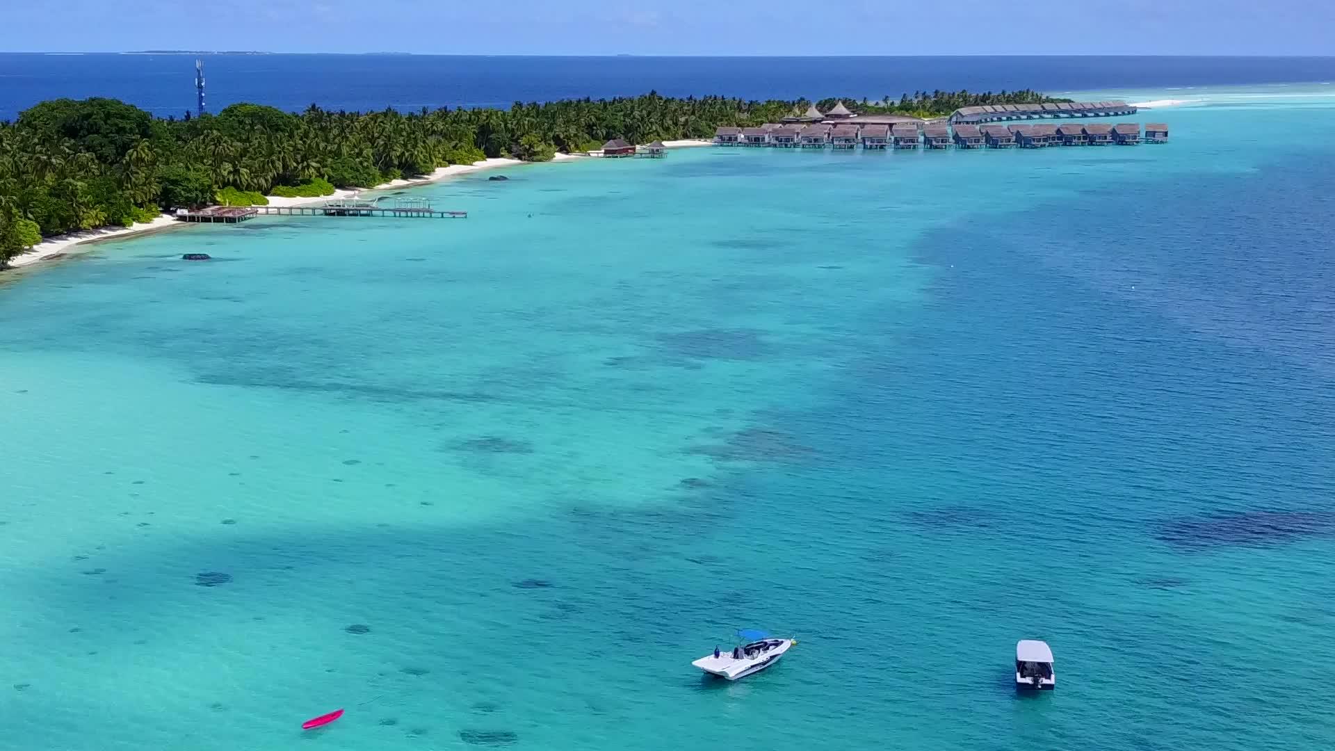 在蓝色水礁环礁湖的白沙背景下航行放松岛海滩的风景视频的预览图
