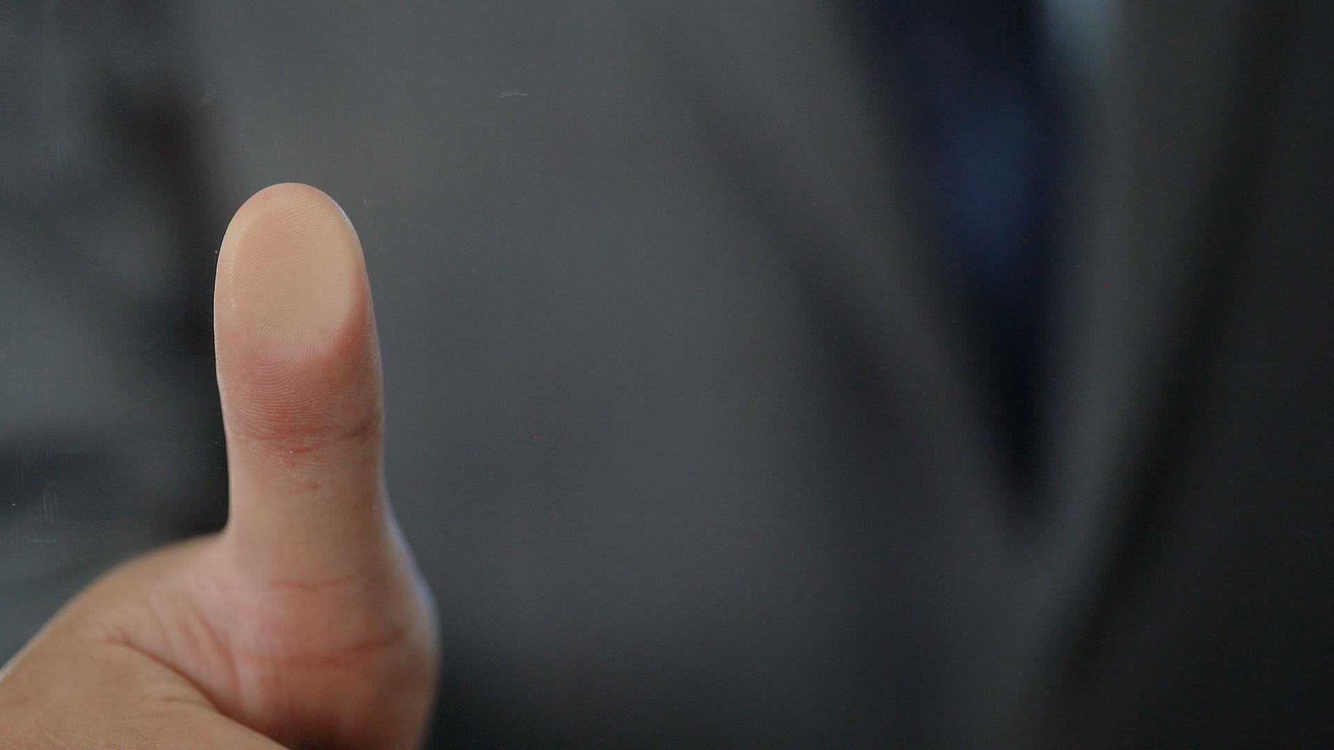 4k男性商务拇指按压玻璃科技指纹合成底图视频的预览图