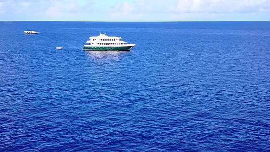 蓝绿色海洋上的船只视频的预览图