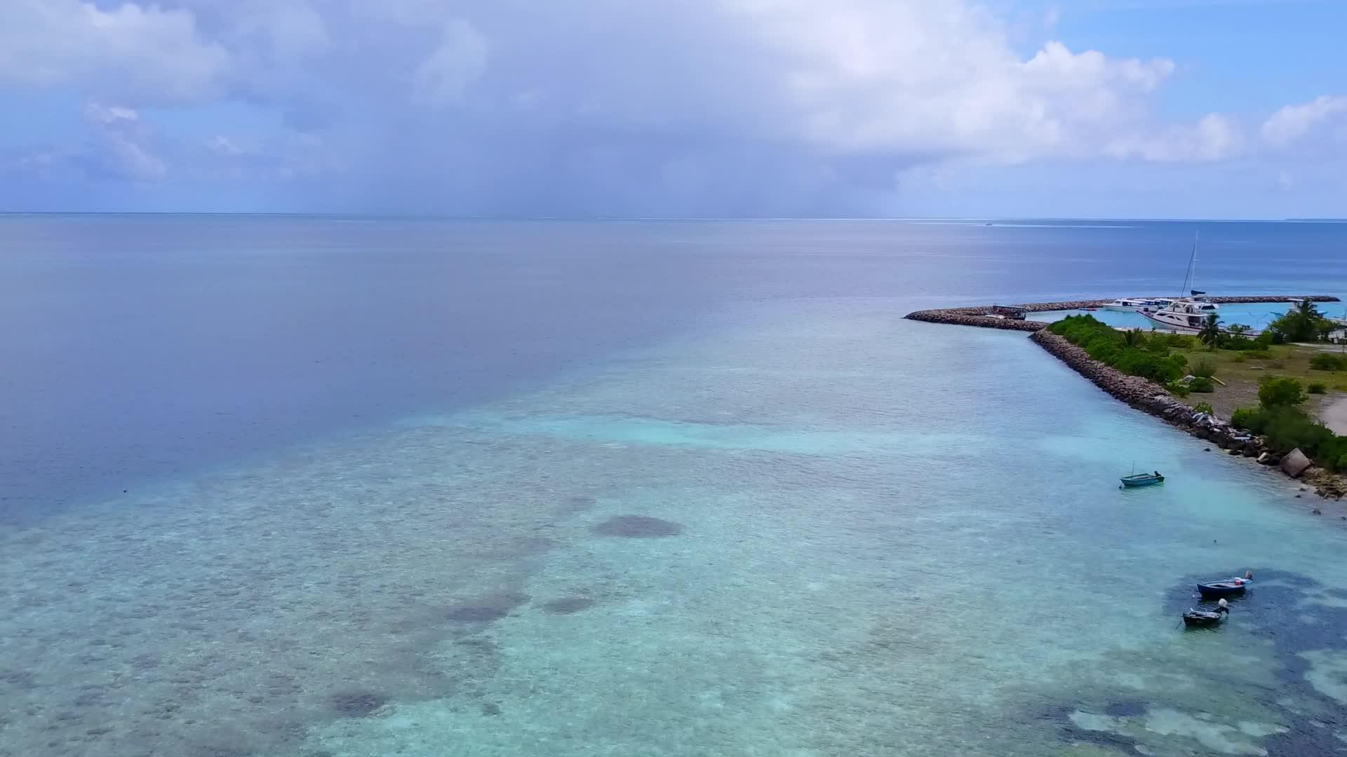 白沙背景的绿松石海洋豪华旅游海滩视频的预览图