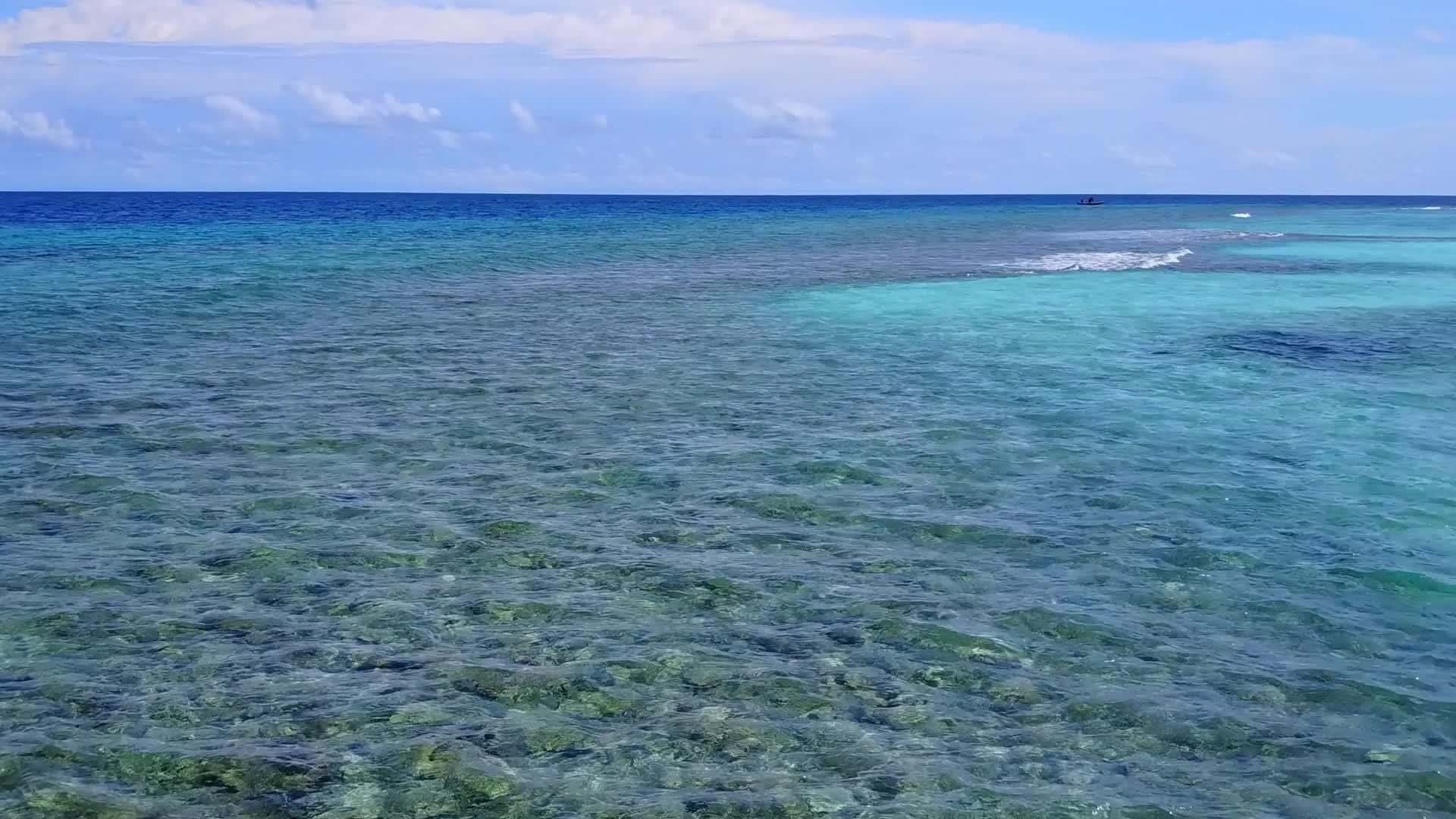 以蓝海和白沙为背景的热带海上海滩是间歇性的视频的预览图