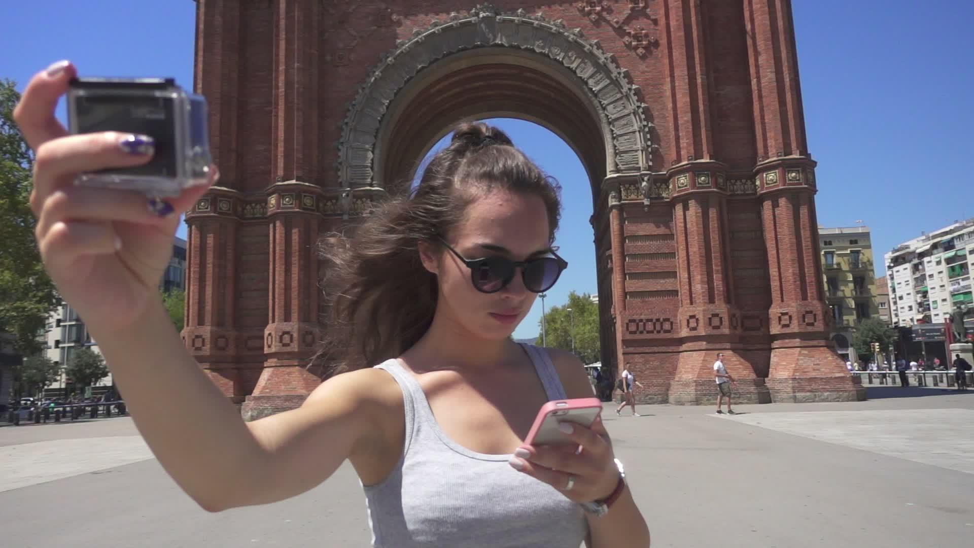 女游客在巴塞罗那h附近旅游视频的预览图