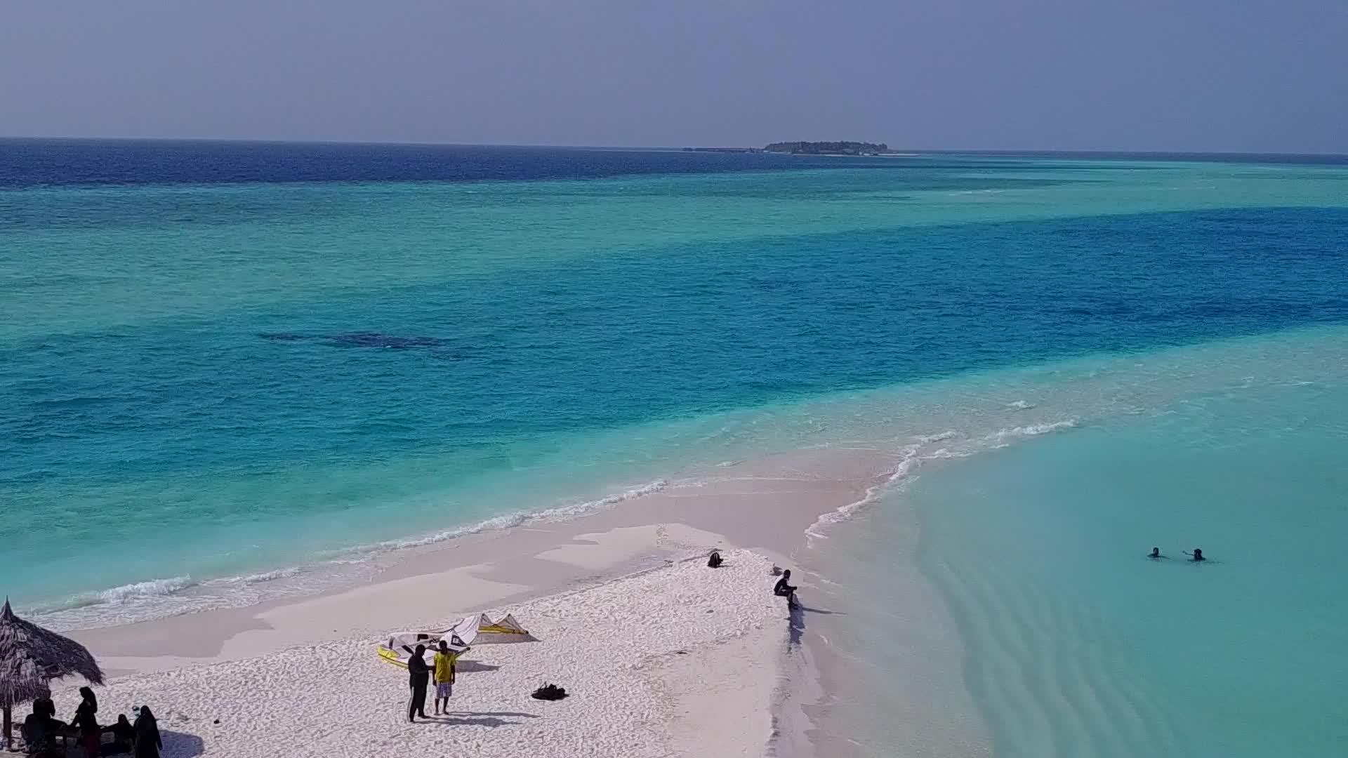 海洋旅游海滩旅游利用蓝绿色的水和清洁的沙土背景在空中观看视频的预览图