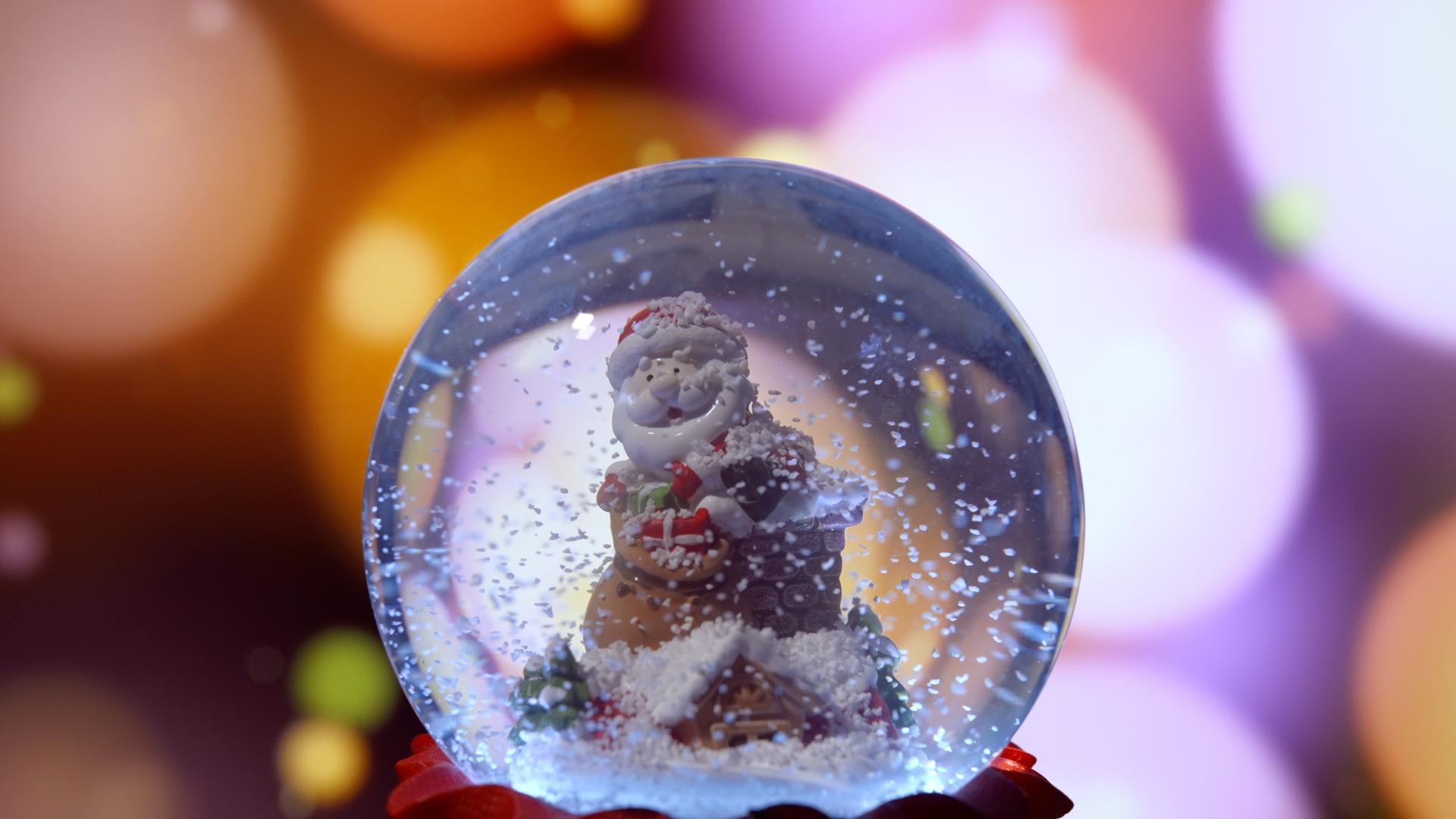 4k圣诞老人八音盒水晶球节日气氛视频的预览图