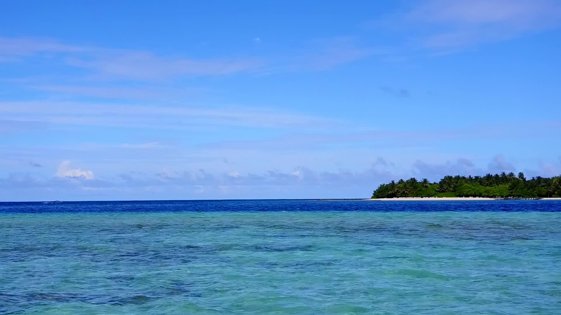 蓝海和白色白色海滩的背景是蓝色海滩的间歇性海滩视频的预览图