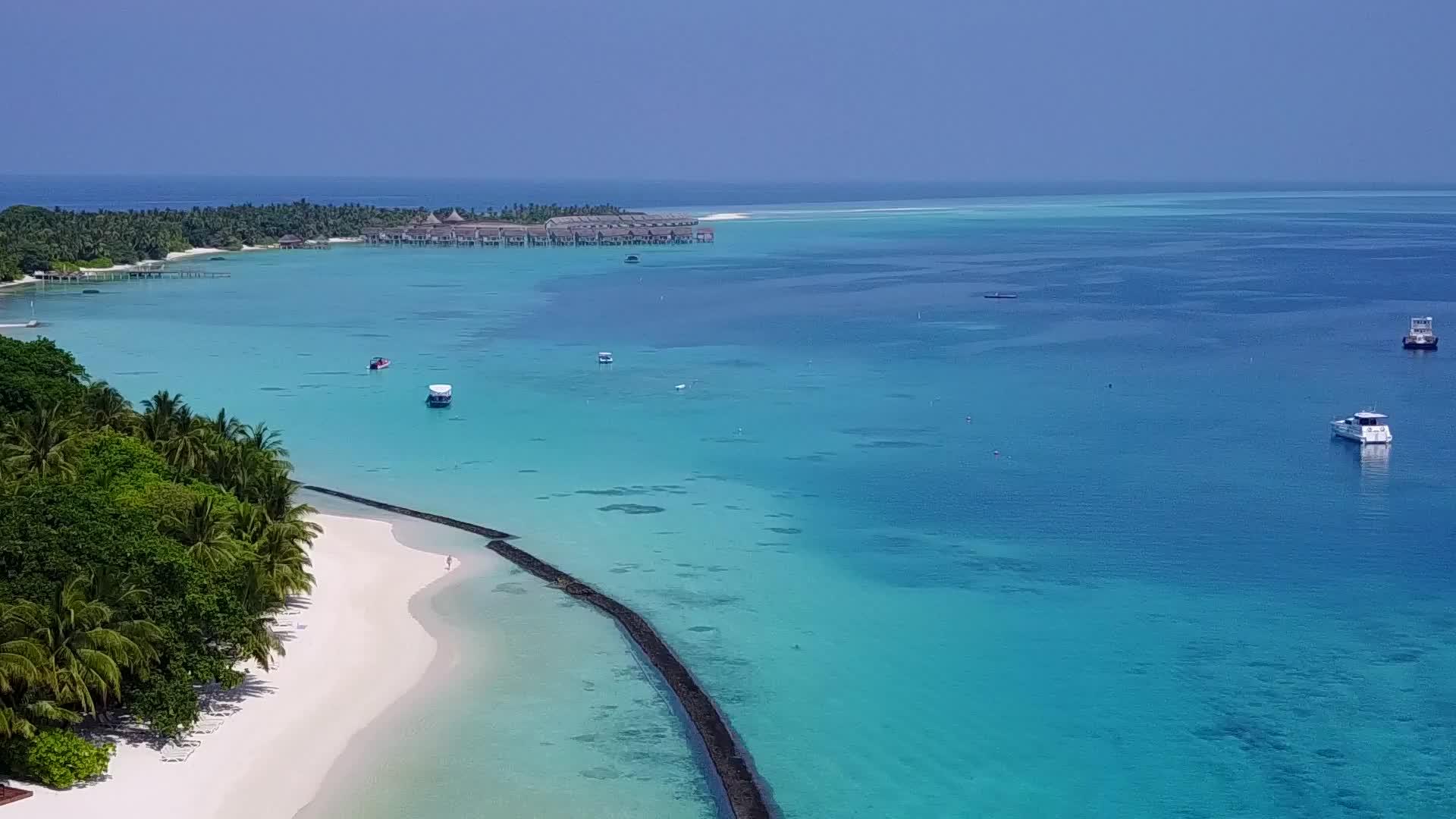 以白色沙滩背景的透明海洋为例总结美丽的海岸视频的预览图