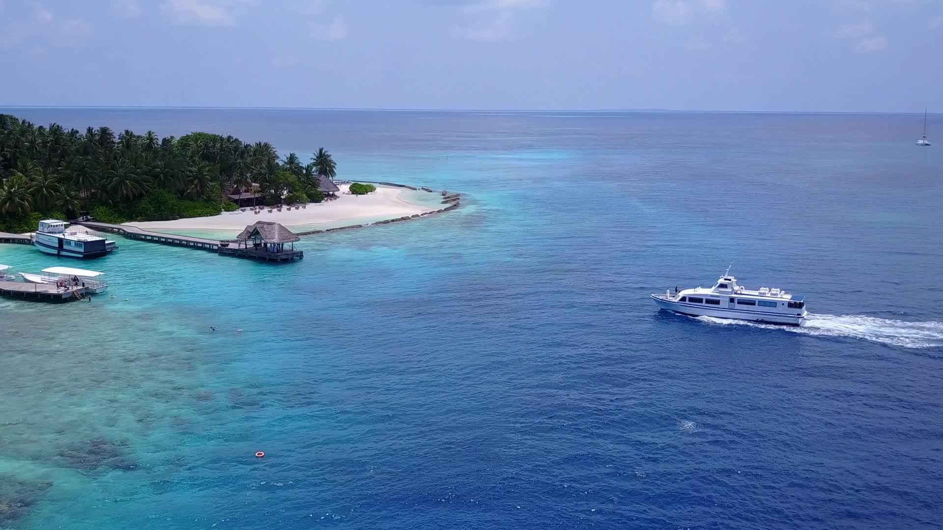 完美的空中风景以蓝绿色环礁湖和白沙的背景打破了海滩视频的预览图