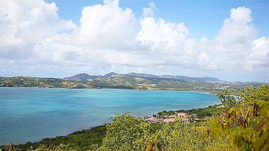 美丽的热带海滩鸟瞰图加勒比地区有绿松石水和黄沙热带视频的预览图