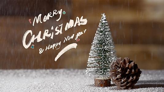 4k圣诞快乐手写英文松树空镜视频的预览图