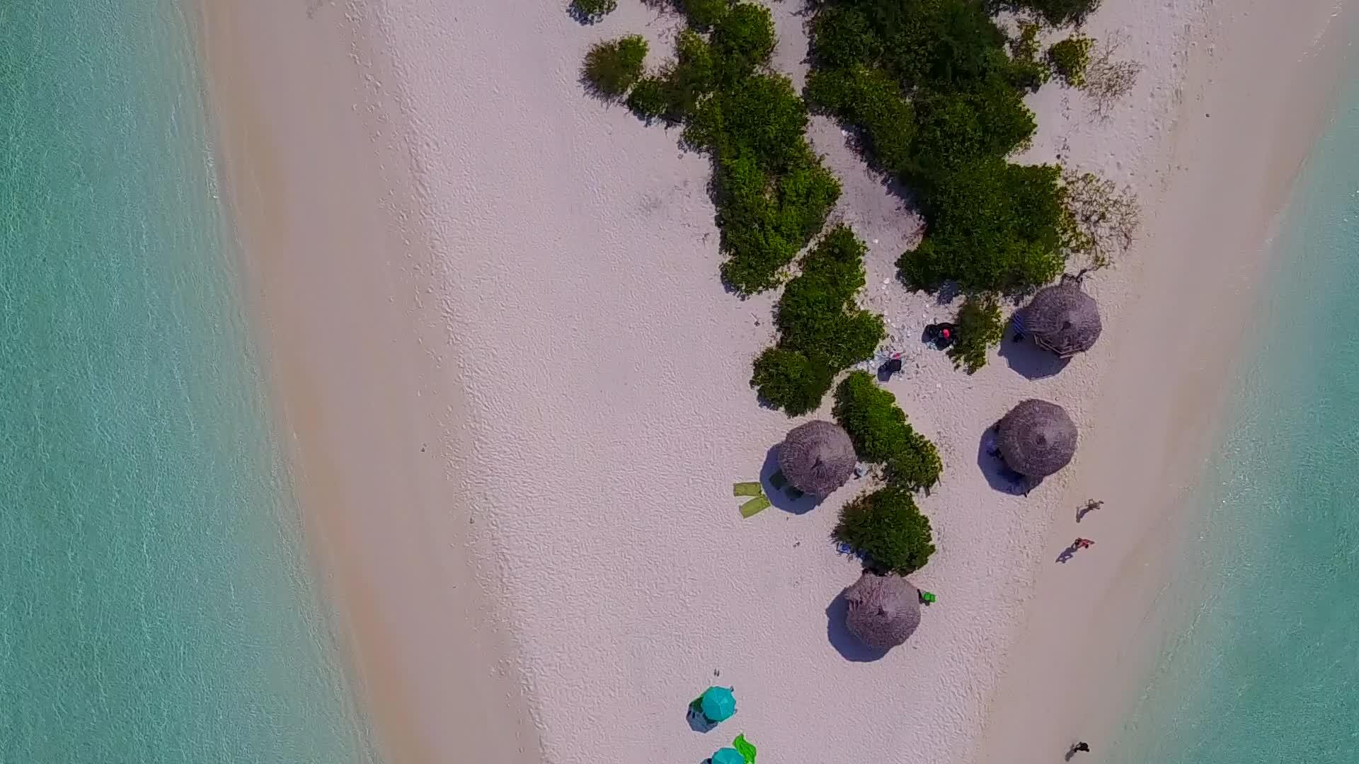 蓝色环礁湖的白色沙尘背景视频的预览图