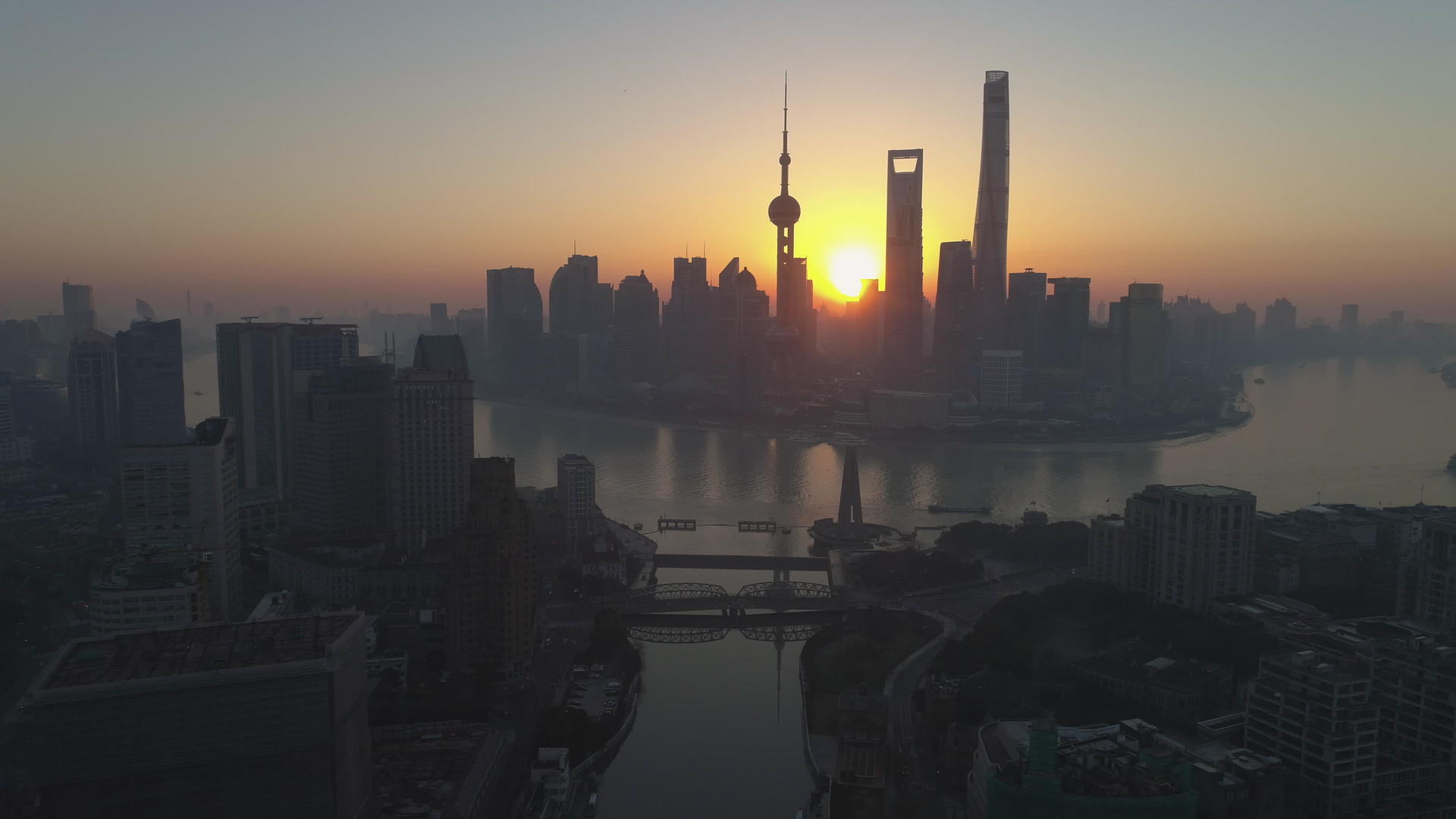 上海陆家嘴区和黄浦江天际线的鸟瞰图视频的预览图