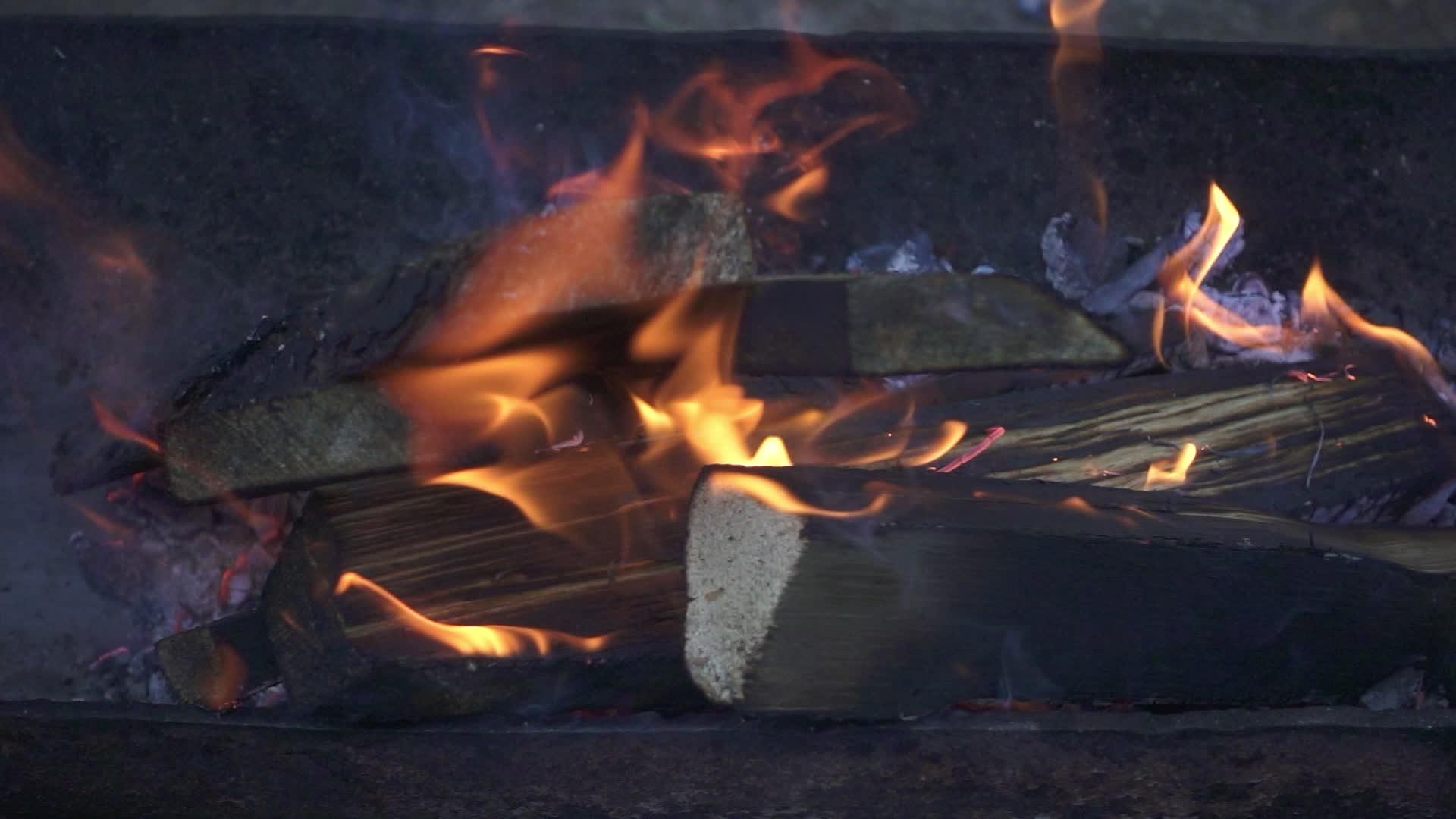 在烧烤食品前用面包机烧柴视频的预览图