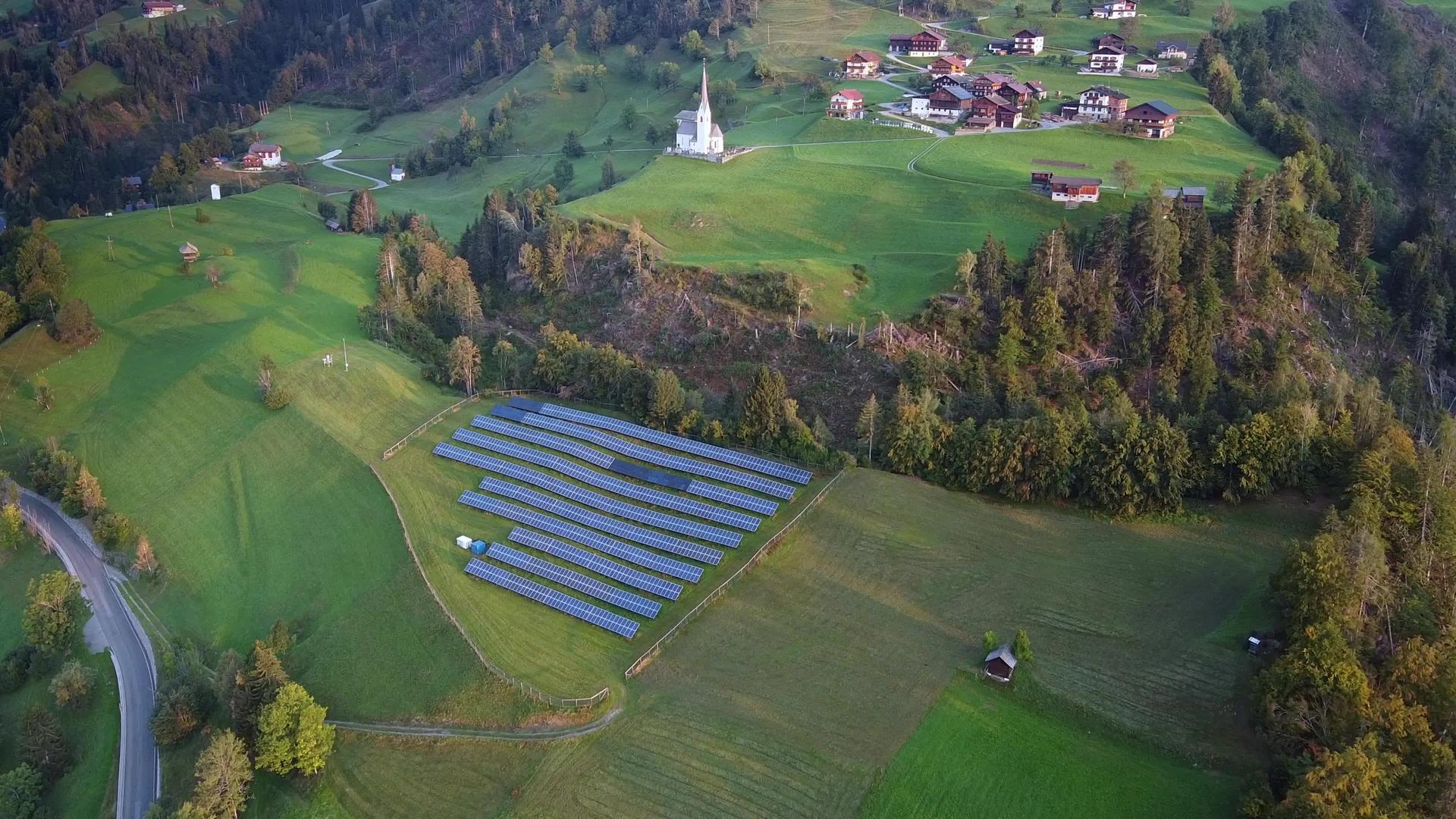 观察绿山太阳能电池板的空气视频的预览图