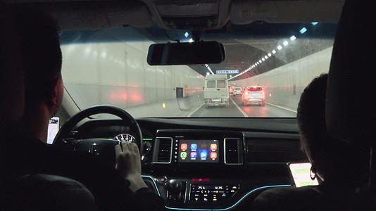 城市交通道路车内第一视角驾驶汽车的司机和前排乘客4k素材视频的预览图