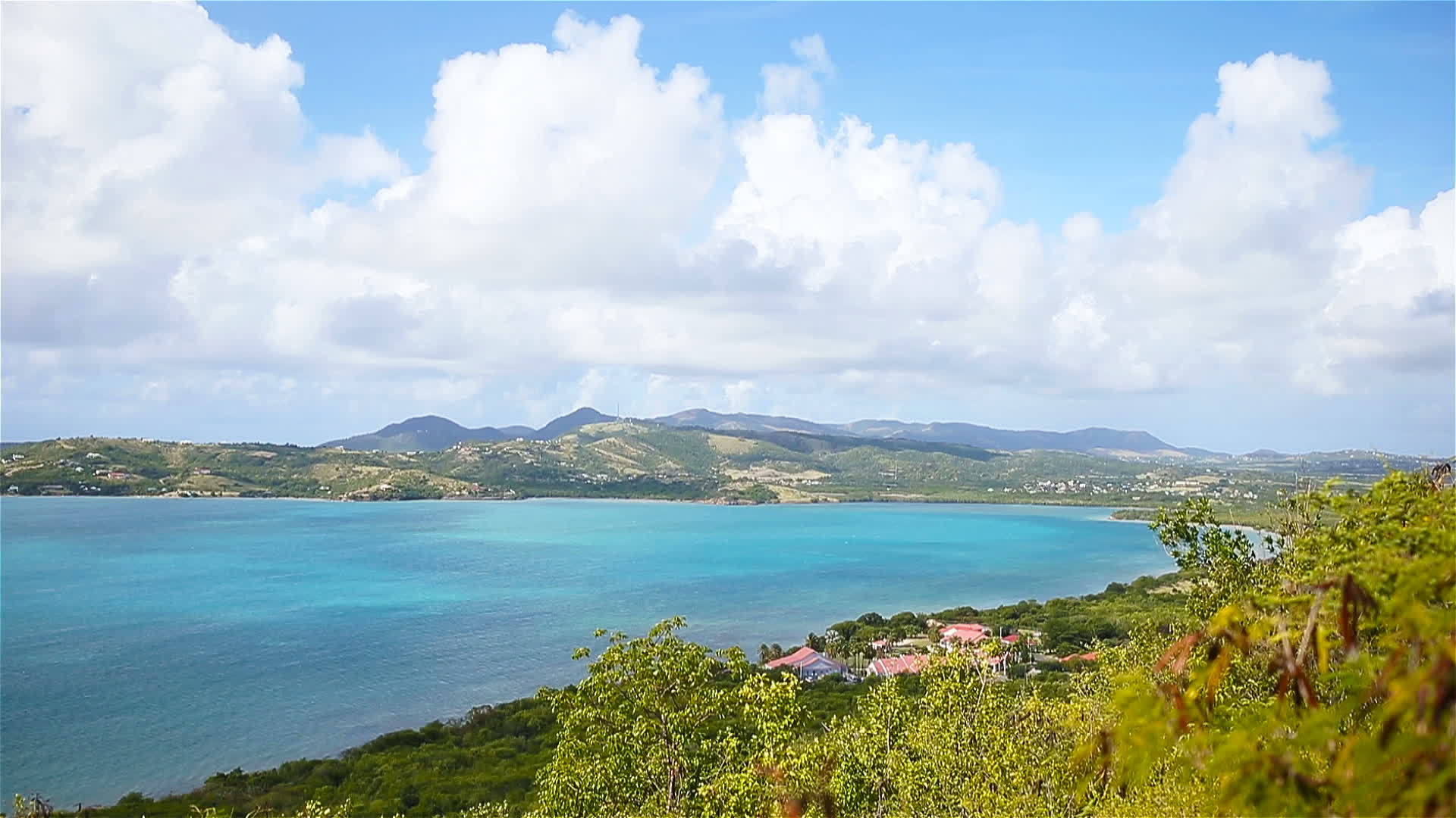 美丽的热带海滩鸟瞰图加勒比地区有绿松石水和黄沙热带视频的预览图