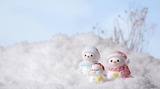 4k下雪温馨下雪人一家三口玩具摆件视频的预览图