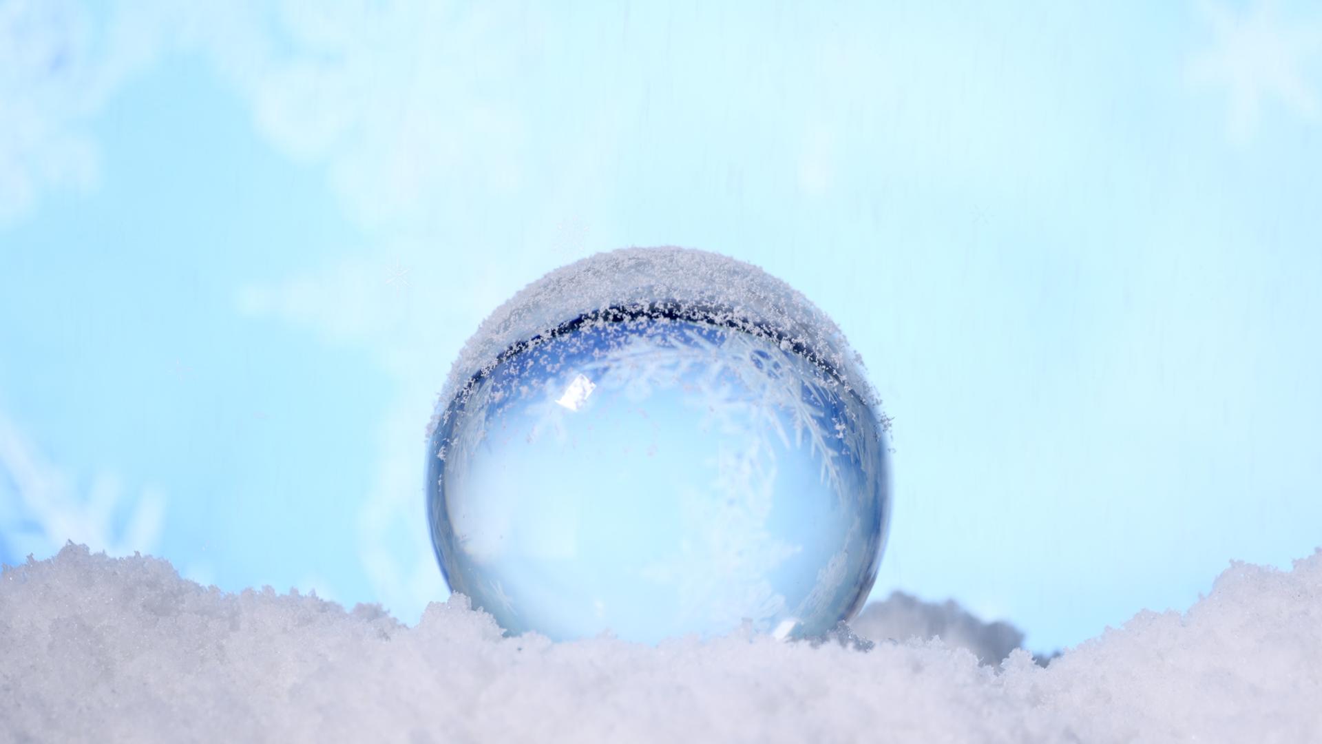 4k水晶球透明玻璃雪花飘落视频的预览图