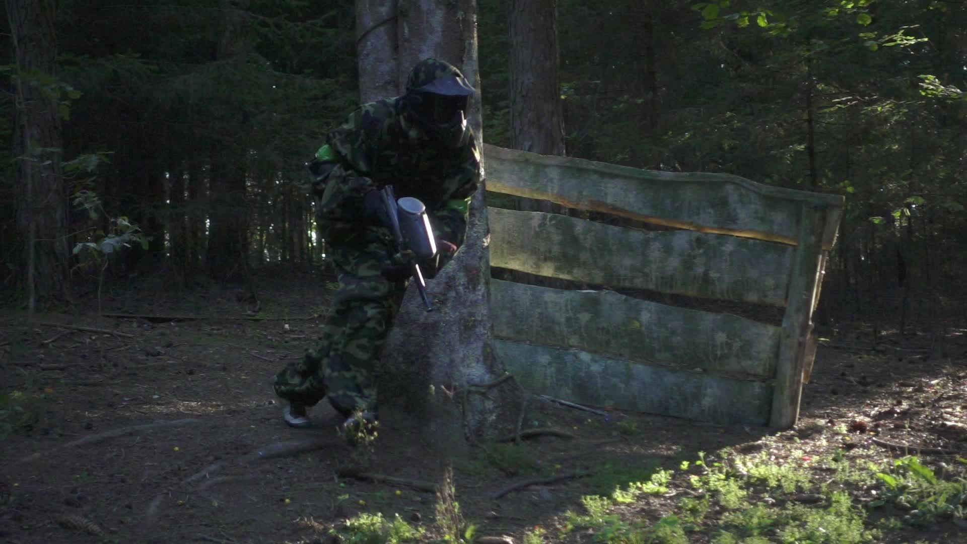 男子在森林射击场上玩彩弹游戏枪视频的预览图