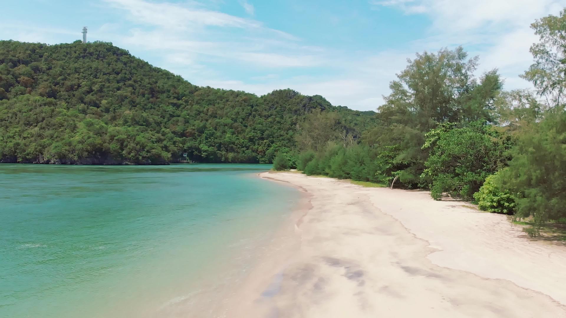 无人驾驶飞机在热带岛屿的空海滩上飞行视频的预览图