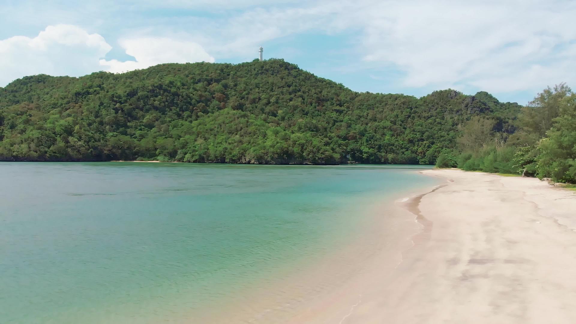 空中射击相机从热带岛屿海滩的荒凉海滩上起飞视频的预览图