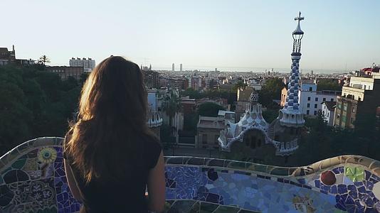 女人看巴塞罗那的风景视频的预览图