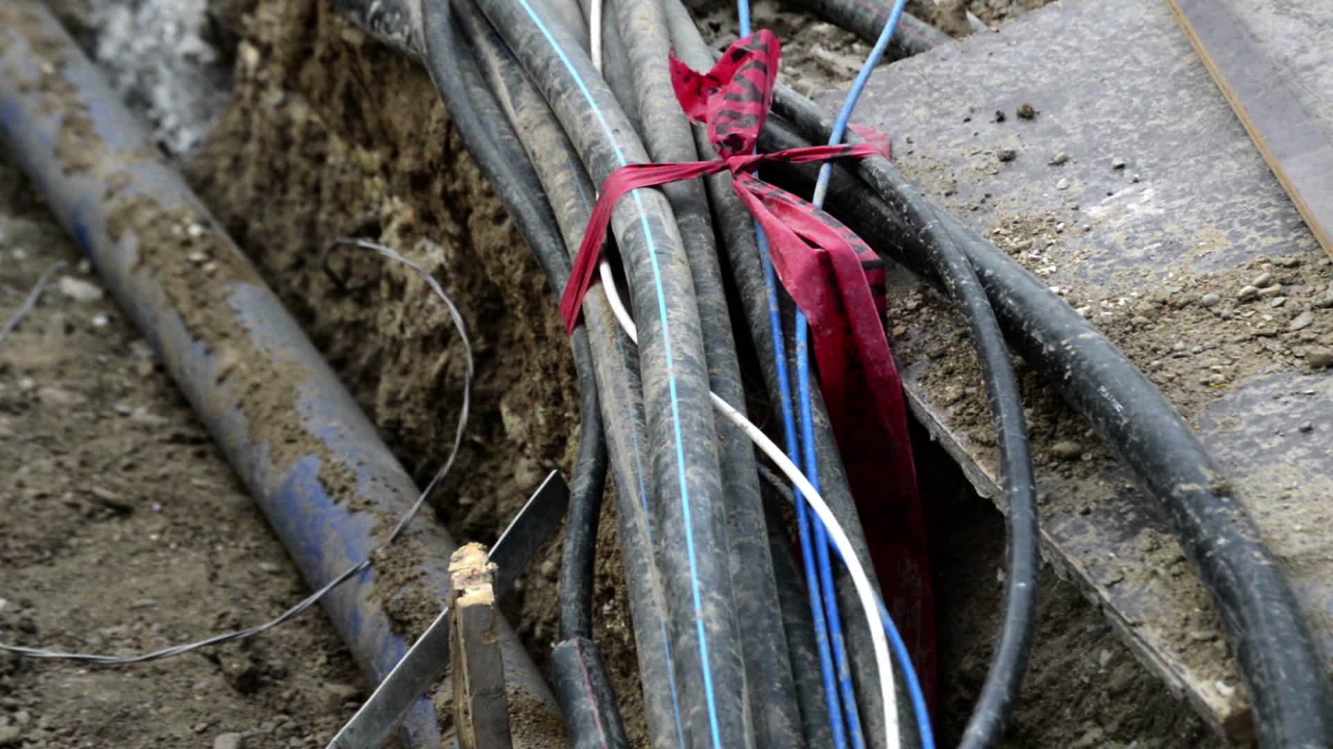 电线电缆安装在地面上视频的预览图