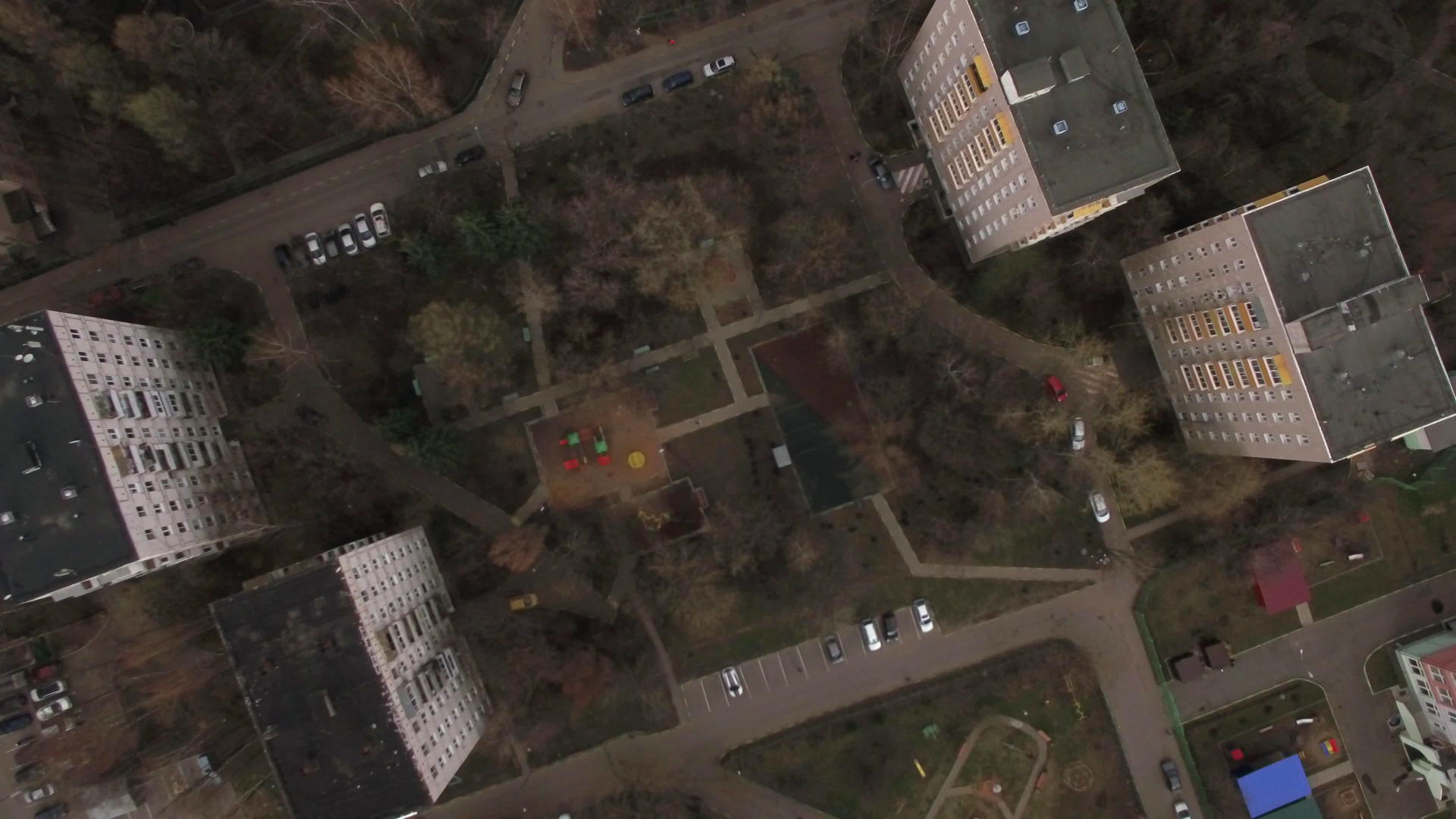 飞机飞越莫斯科公寓街区的院子视频的预览图