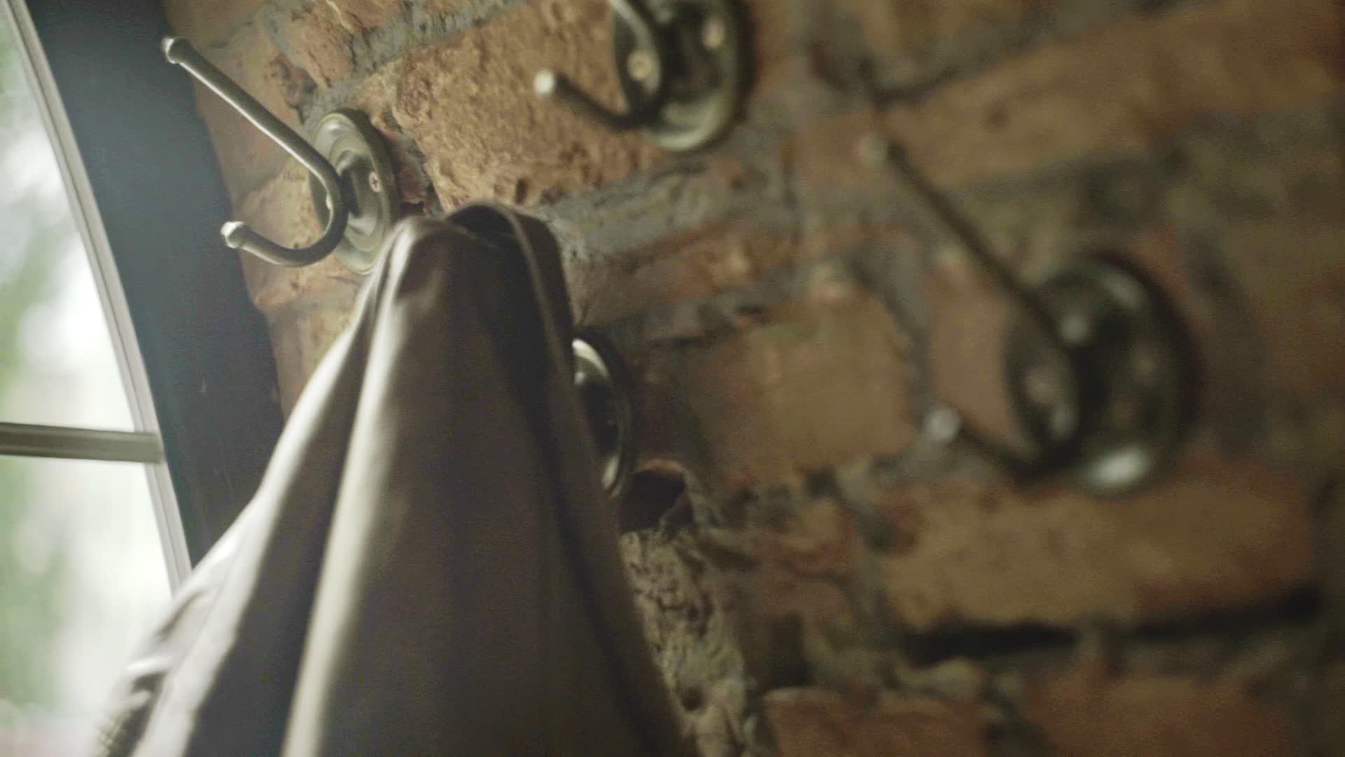砖墙上挂着旧衣服视频的预览图