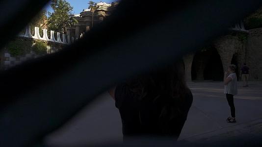 古尔古老宫殿的女性拍照视频的预览图