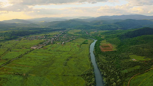 观察河谷空中的村庄视频的预览图