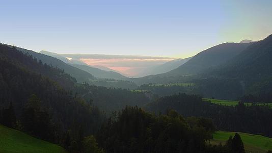 林山和山谷的美丽地貌视频的预览图