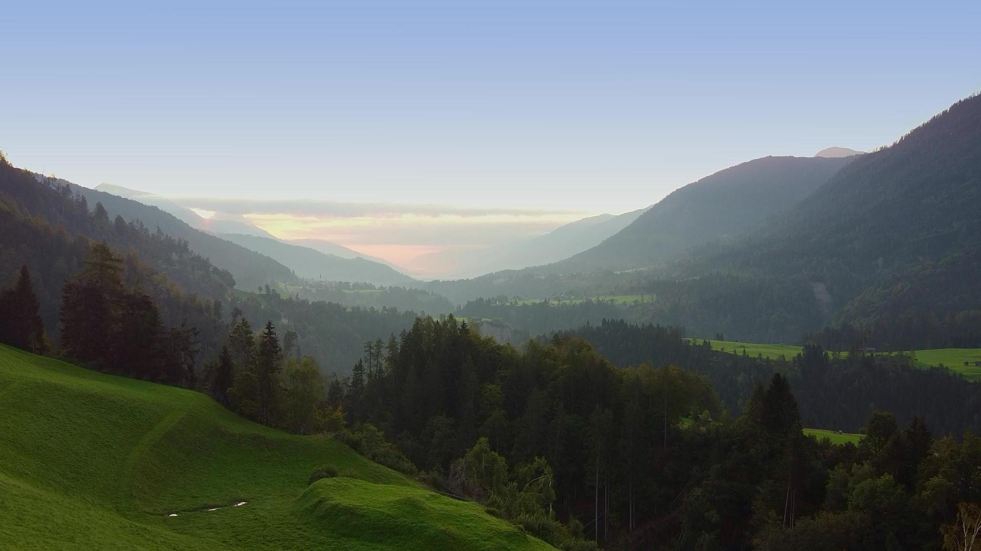 林山和山谷的美丽地貌视频的预览图