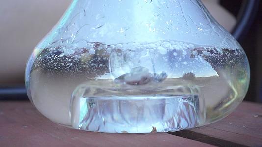 透明水玻璃瓶中的气泡用于吸烟视频的预览图