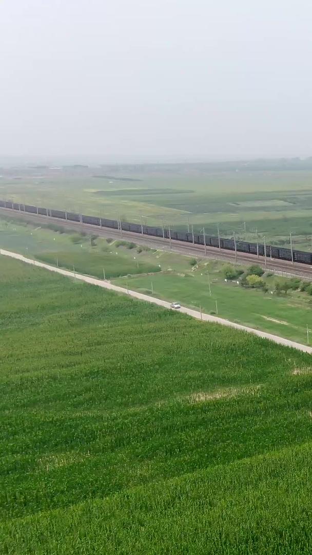 航拍货运列车穿越农田视频的预览图